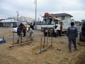 (a)杭埋没深さが0.8mの場合の加力風景-1